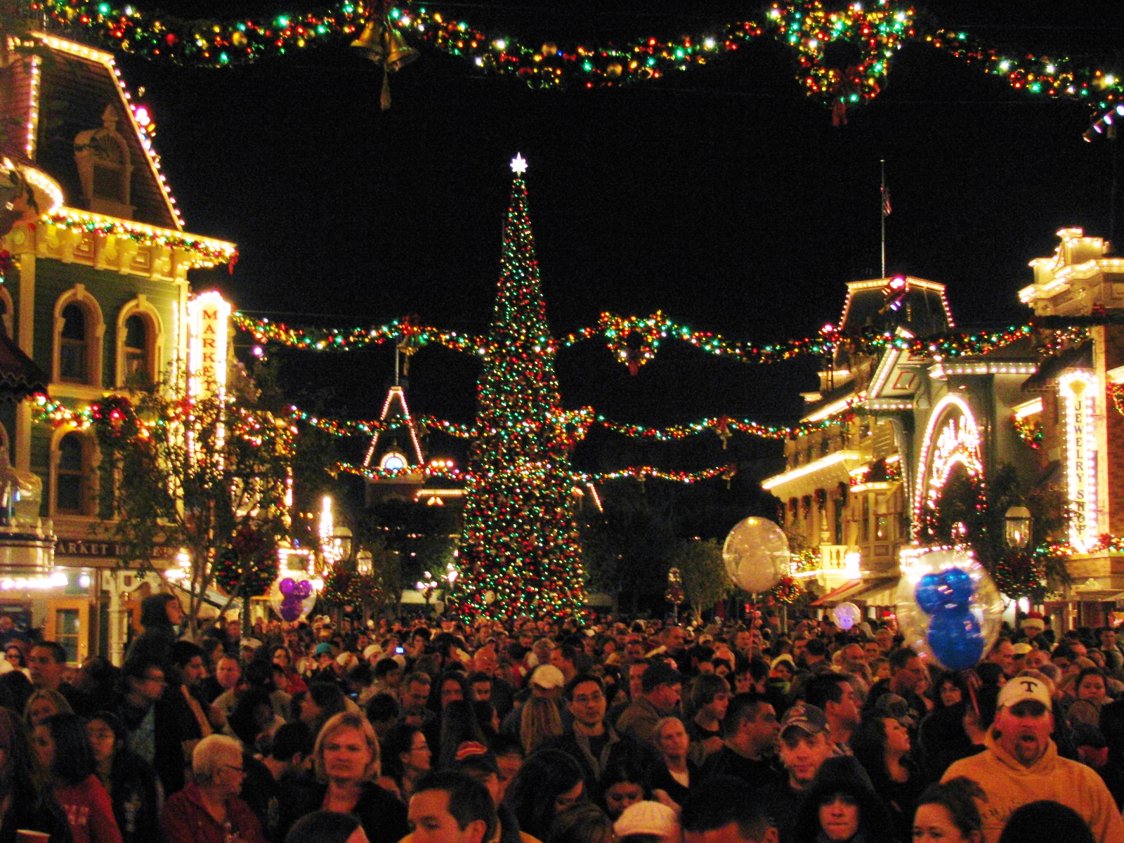 Disneyland Holiday Crowds THEME PARK MOUSE